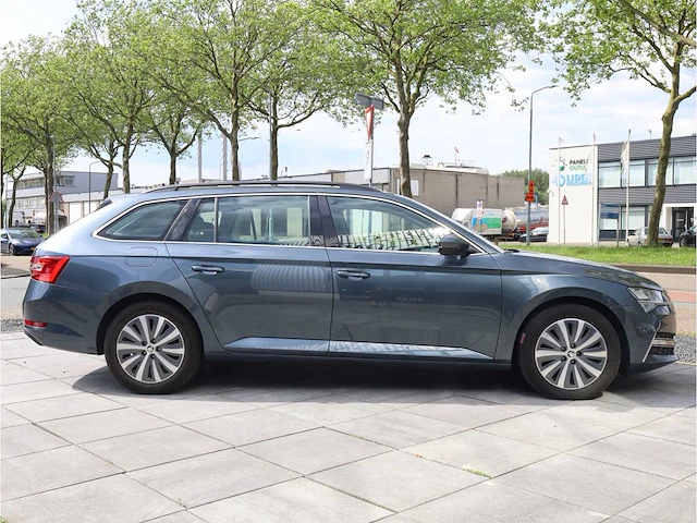 Skoda superb combi 1.4 tsi iv phev 218pk automaat 2021 stoelverwarming adaptive carplay navigatie dab led - afbeelding 25 van  28