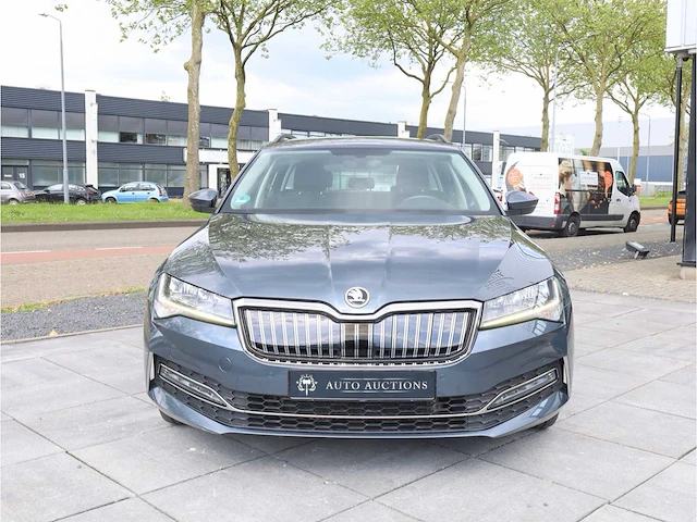 Skoda superb combi 1.4 tsi iv phev 218pk automaat 2021 stoelverwarming adaptive carplay navigatie dab led - afbeelding 27 van  28