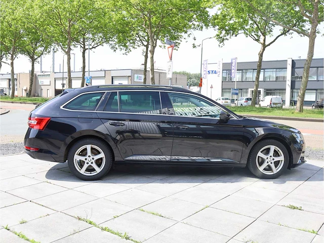 Skoda superb combi iv 1.4 tsi phev 218pk automaat 2020 - afbeelding 29 van  32