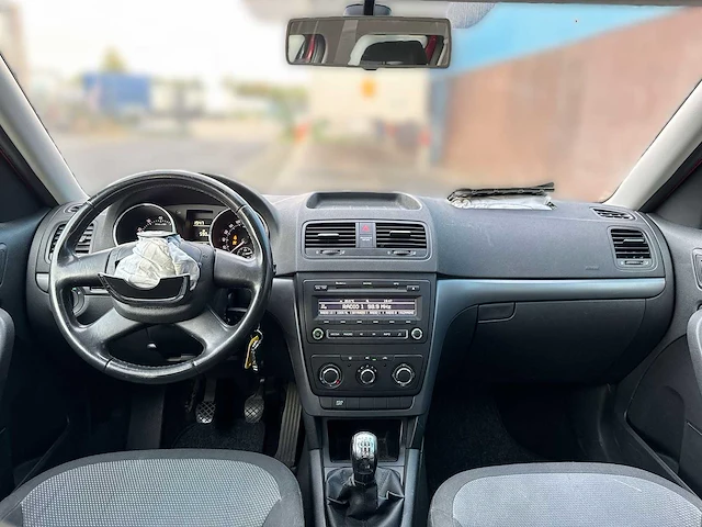 Skoda yeti 1.2 tsi active plus 2010 | 04-lkf-1 i - afbeelding 17 van  27