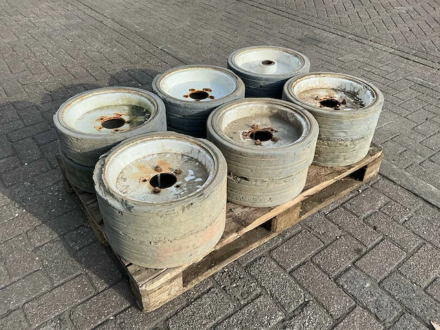 Skyjack hoogwerker wielen (12x) - afbeelding 1 van  4