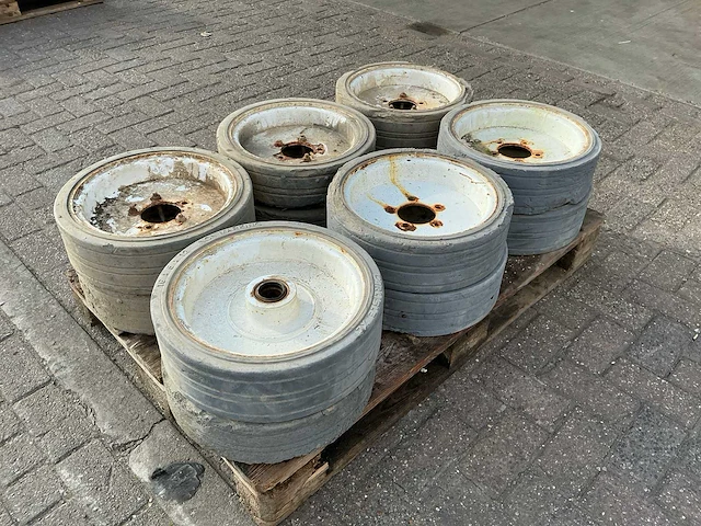 Skyjack hoogwerker wielen (12x) - afbeelding 3 van  4