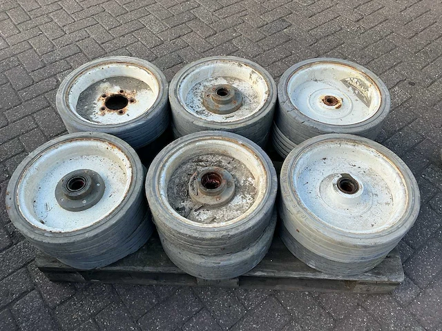 Skyjack hoogwerker wielen (12x) - afbeelding 1 van  5