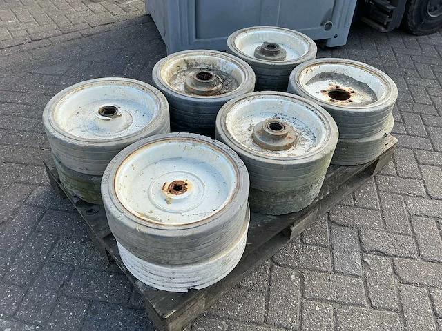 Skyjack hoogwerker wielen (12x) - afbeelding 2 van  5