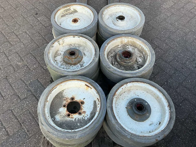 Skyjack hoogwerker wielen (12x) - afbeelding 4 van  5