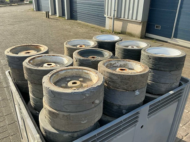 Skyjack hoogwerker wielen (4x) - afbeelding 7 van  7