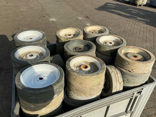 Skyjack hoogwerker wielen (4x) - afbeelding 4 van  7