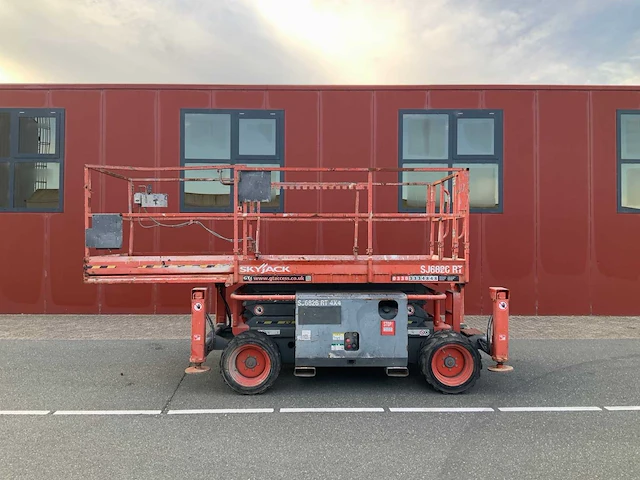 Skyjack sj6826rt ruwterrein hoogwerker 4x4 - afbeelding 2 van  25