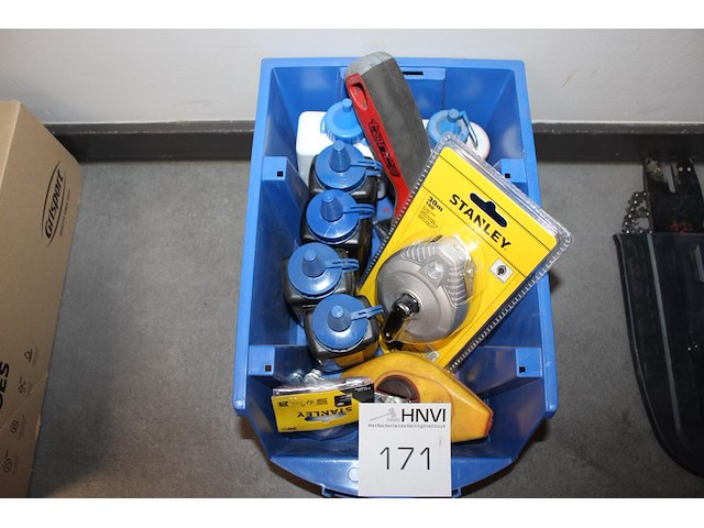 Slaglijnmolens en krijt in kunststofbak. - afbeelding 1 van  1