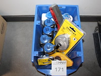 Slaglijnmolens en krijt in kunststofbak. - afbeelding 1 van  1