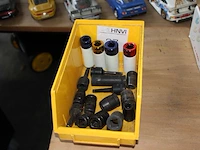 Slagmoerdoppen in kunststoffen bak - afbeelding 1 van  2