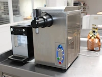 Slagroomapparaat sanomat eurocream auto 6 liter. afmeting 30 x 40 x 50 cm.
