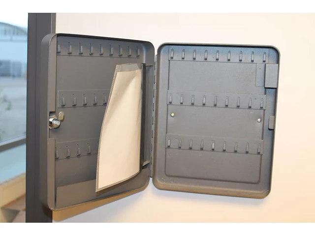 Sleutelkast met 54 posities 24 x 6 x 30 cm. - afbeelding 2 van  2