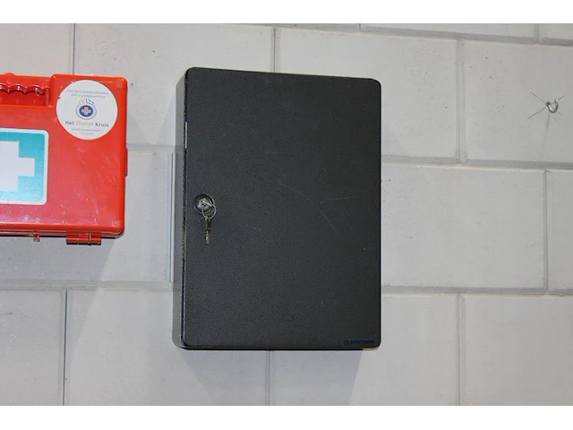 Sleutelkast met afmeting ca. 30 x 40 cm. let op: exclusief sleutels in de kast. - afbeelding 1 van  2