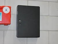 Sleutelkast met afmeting ca. 30 x 40 cm. let op: exclusief sleutels in de kast. - afbeelding 1 van  2