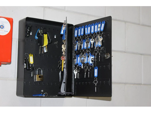 Sleutelkast met afmeting ca. 30 x 40 cm. let op: exclusief sleutels in de kast. - afbeelding 2 van  2