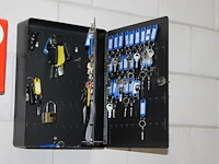 Sleutelkast met afmeting ca. 30 x 40 cm. let op: exclusief sleutels in de kast. - afbeelding 2 van  2