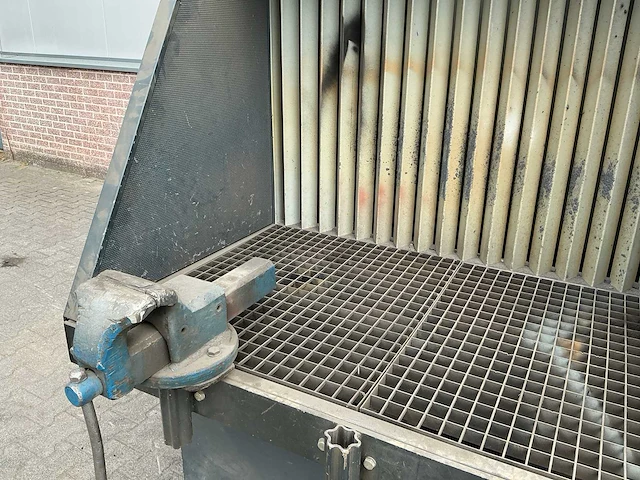 Slijpbak met bankschroef - afbeelding 9 van  9