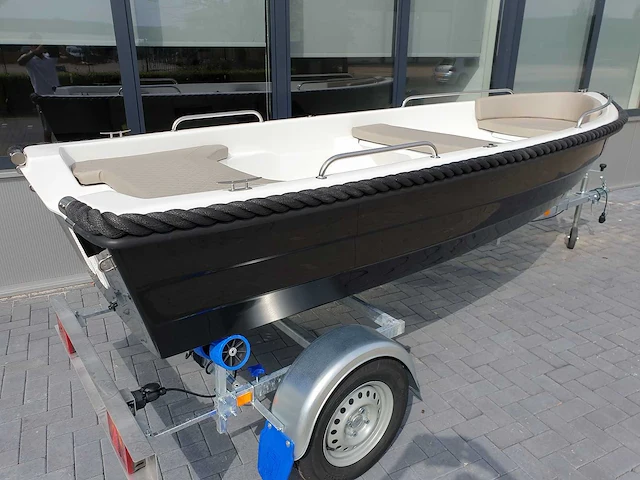 Sloep 400 elegance + 650kg boottrailer - afbeelding 1 van  13