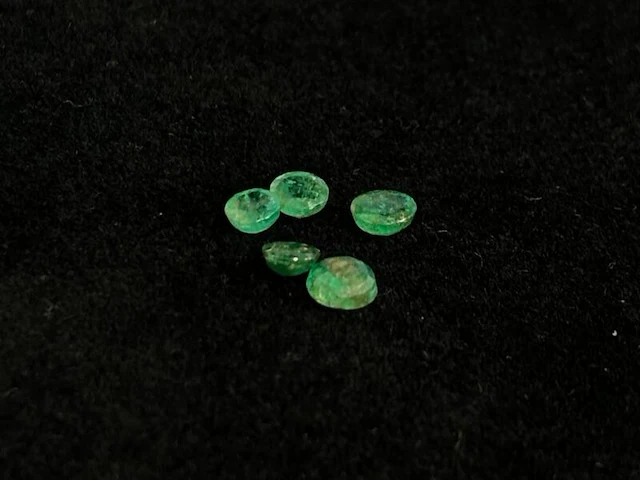 Smaragd - rond geslepen natuurlijke smaragden van 1.01 carat - afbeelding 2 van  4