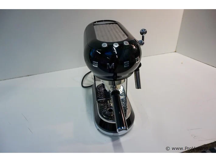 Retourgoederen veiling met diverse merken o.a. rowenta, moulinex, smeg, krups & delonghi