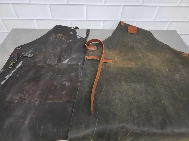 Smokey bandit / witloft - lederen schorten (2x) - afbeelding 1 van  4