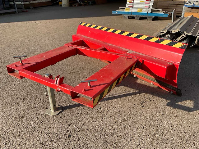 Sneeuwschuiver heftruck - afbeelding 3 van  4