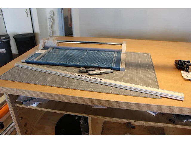 Snijapparaat dahle 552 met maximale snijbreedte 50 cm met snijmat 90 x 120 cm, stanleymes en glaskrabber. - afbeelding 1 van  2