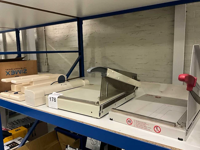 Snijmachine / bindapparast, lamineerapparaat. - afbeelding 1 van  3