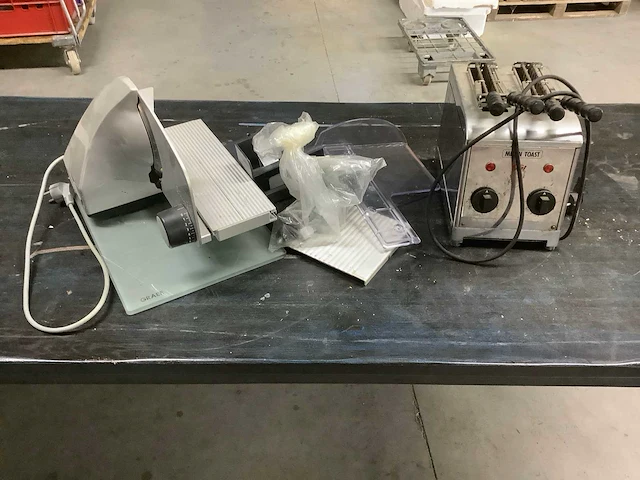 Snijmachine en toaster (2x) - afbeelding 1 van  4