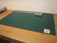 Snijplaat peakock met liniaal en messen. - afbeelding 1 van  2