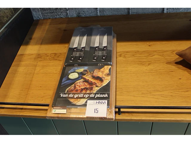 Snijplank met vier steakmessen en grillboek. - afbeelding 1 van  2