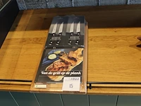 Snijplank met vier steakmessen en grillboek. - afbeelding 1 van  2