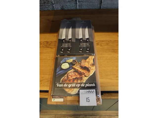 Snijplank met vier steakmessen en grillboek. - afbeelding 2 van  2