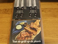 Snijplank met vier steakmessen en grillboek. - afbeelding 2 van  2