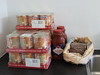 Soepen en sauzen op keukenblok w.o. erwten- en tomatensoep. - afbeelding 1 van  2