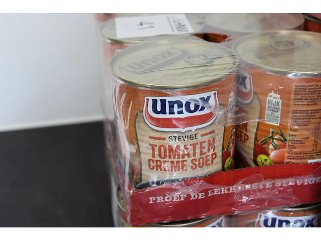 Soepen en sauzen op keukenblok w.o. erwten- en tomatensoep. - afbeelding 2 van  2