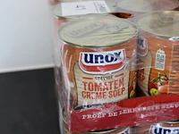 Soepen en sauzen op keukenblok w.o. erwten- en tomatensoep. - afbeelding 2 van  2