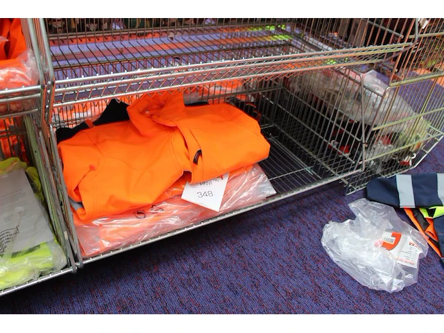 Softshell jacks in diverse maten en uitvoeringen 8 stuks. excl. draadmand - afbeelding 1 van  2