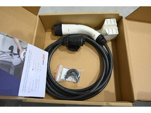 Solar edge se-ev 15m32 - kit ev laadkabel met houder - afbeelding 1 van  4