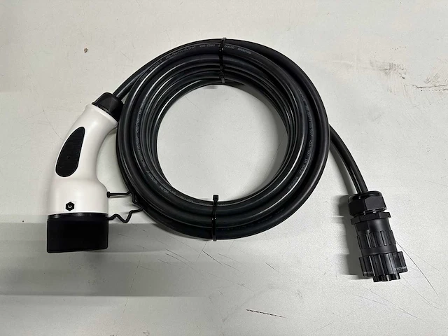 Solaredge - se-ev-kit-25m32-2 - ev lader kabel en houder 7.6m type2 32a - afbeelding 2 van  7