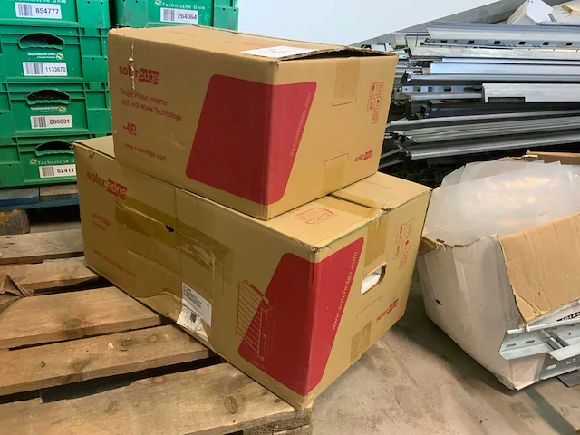 Solaredge omvormers (2x) - afbeelding 1 van  3