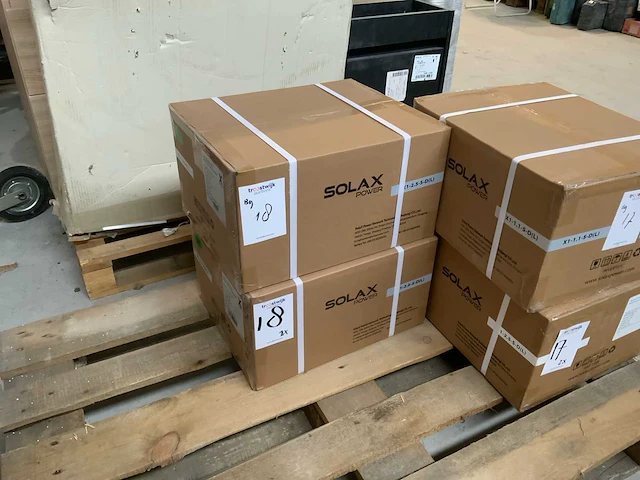 Solax power inverter (2x) - afbeelding 1 van  3