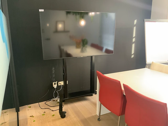 Sony 65" flatscreen op mobiel onderstel - afbeelding 1 van  5