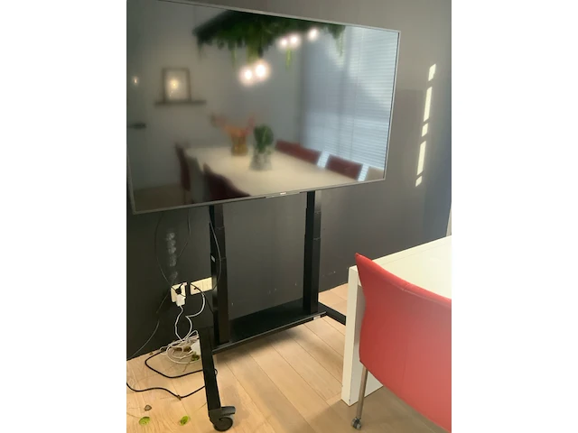 Sony 65" flatscreen op mobiel onderstel - afbeelding 2 van  5