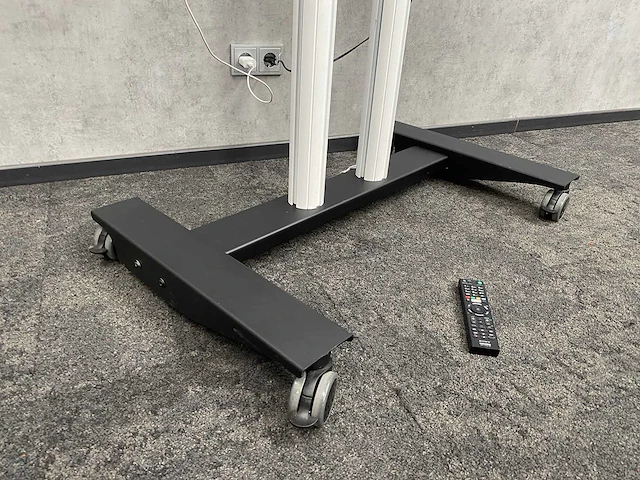 Sony bravia - 65" monitor op verrijdbaar statief - afbeelding 8 van  17