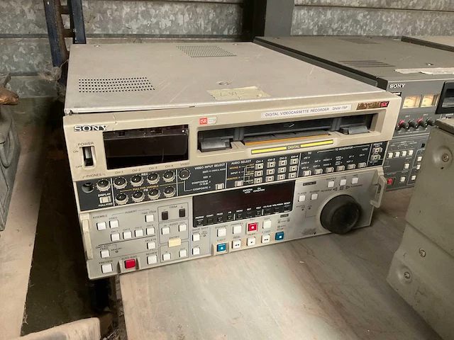 Sony dnw-75p videocassette recorder - afbeelding 1 van  3