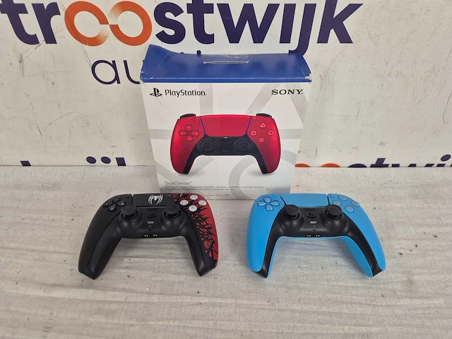 Sony ps5 dualsense draadloze controller - volcanic red + sony ps5 dualsense draadloze controller - starlight blue + sony ps5 dualsense draadloze controller - marvel's spider-man 2 - limited edition - afbeelding 2 van  2