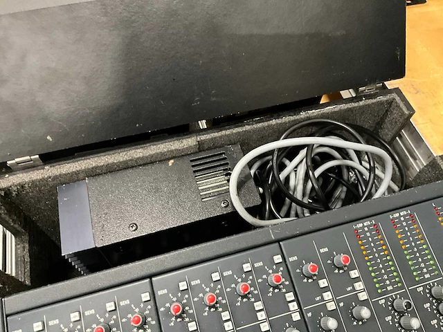 Soundcraft k1 analoge mengtafel - afbeelding 5 van  7