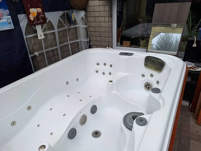 Spa - jacuzzi - afbeelding 1 van  6